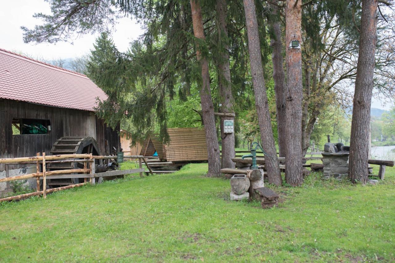 Готель Kamp Na Otoku - Ljubno Ob Savinji Екстер'єр фото